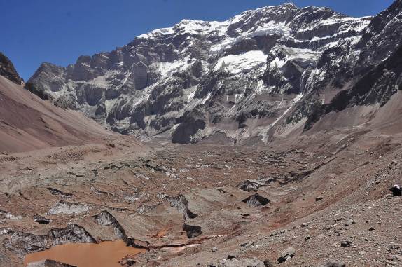 O glaciar Horcones, disfarçado sob entulho, que nasce nas encostas do Aconcágua, região de Mendoza, no oeste da Argentina